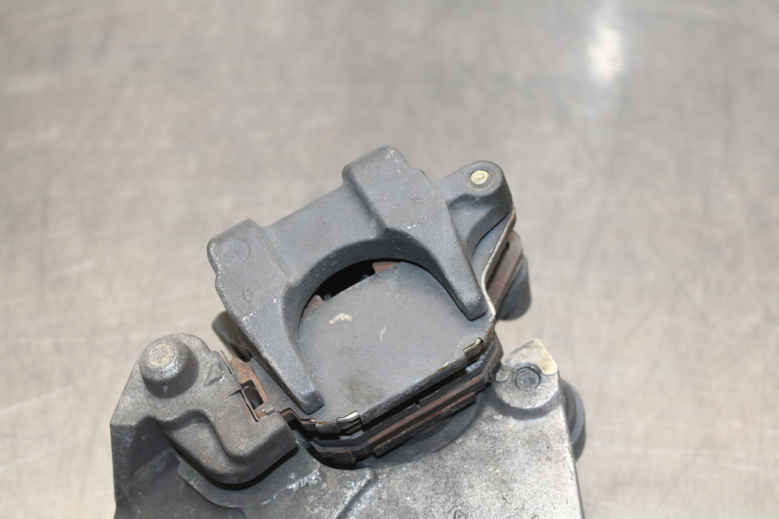 03 SUZUKI SV650S REAR BACK BRAKE CALIPER W MOUNT BRACKET BB167
