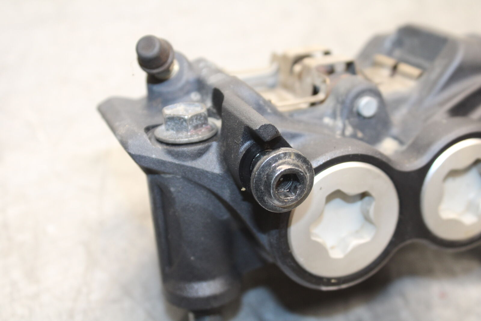22-24 YAMAHA XSR900 RIGHT LEFT FRONT BRAKE CALIPER SET PAIR CALIPERS BB710