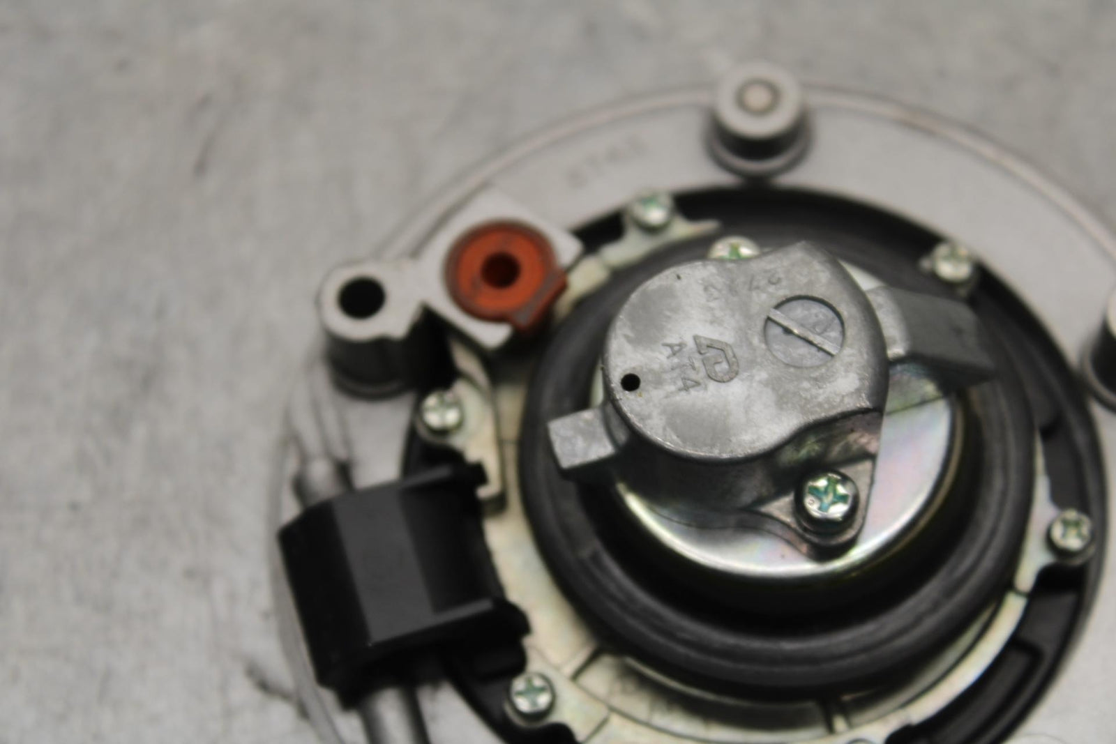 11-22 SUZUKI GSXR600 FUEL TANK GAS CAP WITH KEY BB582