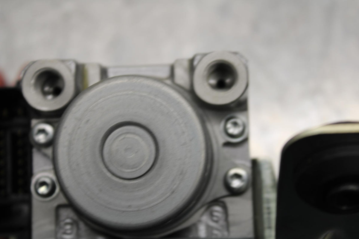 20 SUZUKI GSXR 1000 ABS PUMP UNIT MODULE BB597