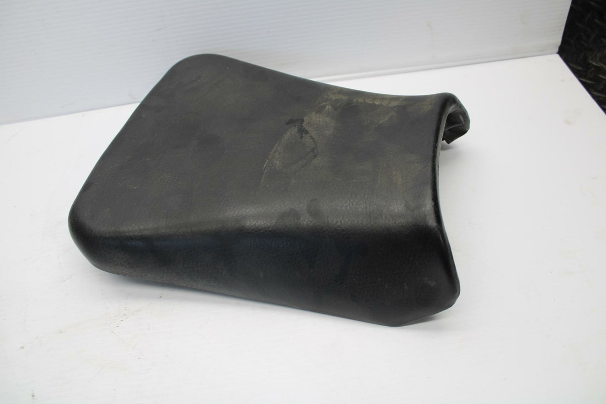 96 YAMAHA YZF750R FRONT DRIVERS SEAT PAD SADDLE PILLION BB237