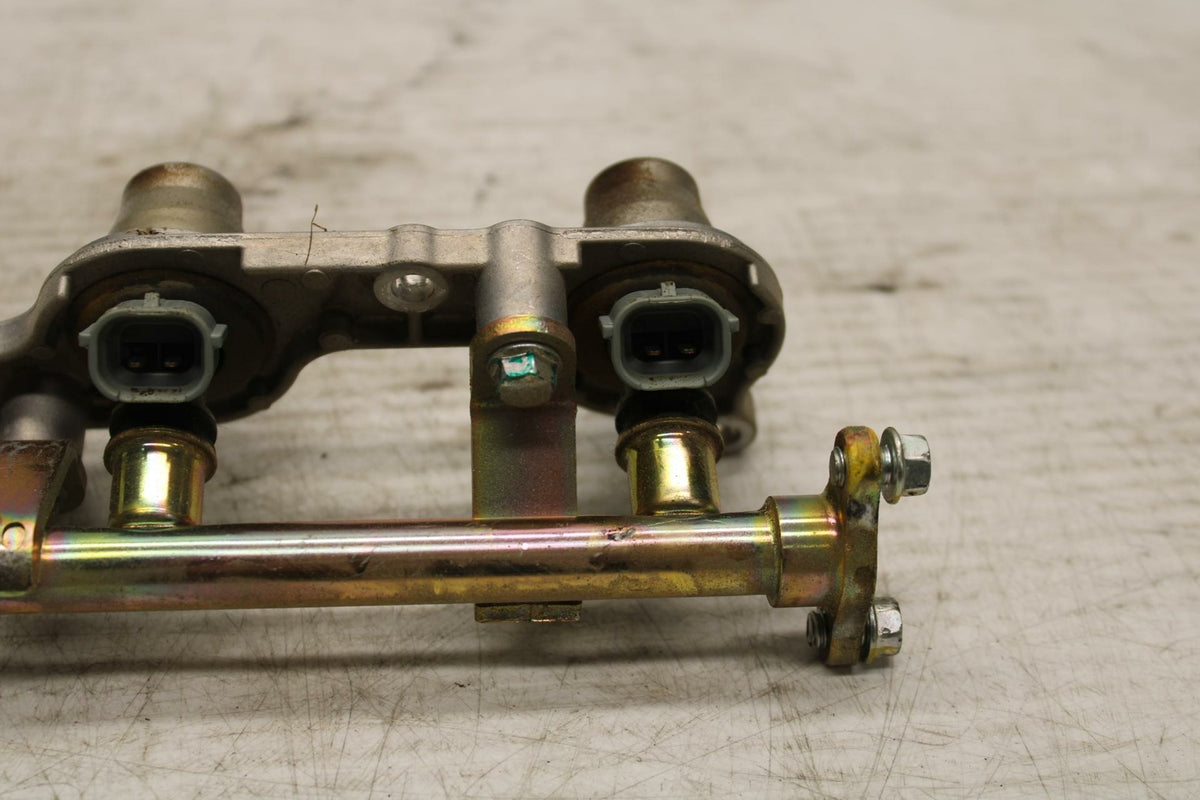 05-06 HONDA CBR600RR SECONDARY FUEL INJECTORS TOP AIRBOX GAS RAIL BB307