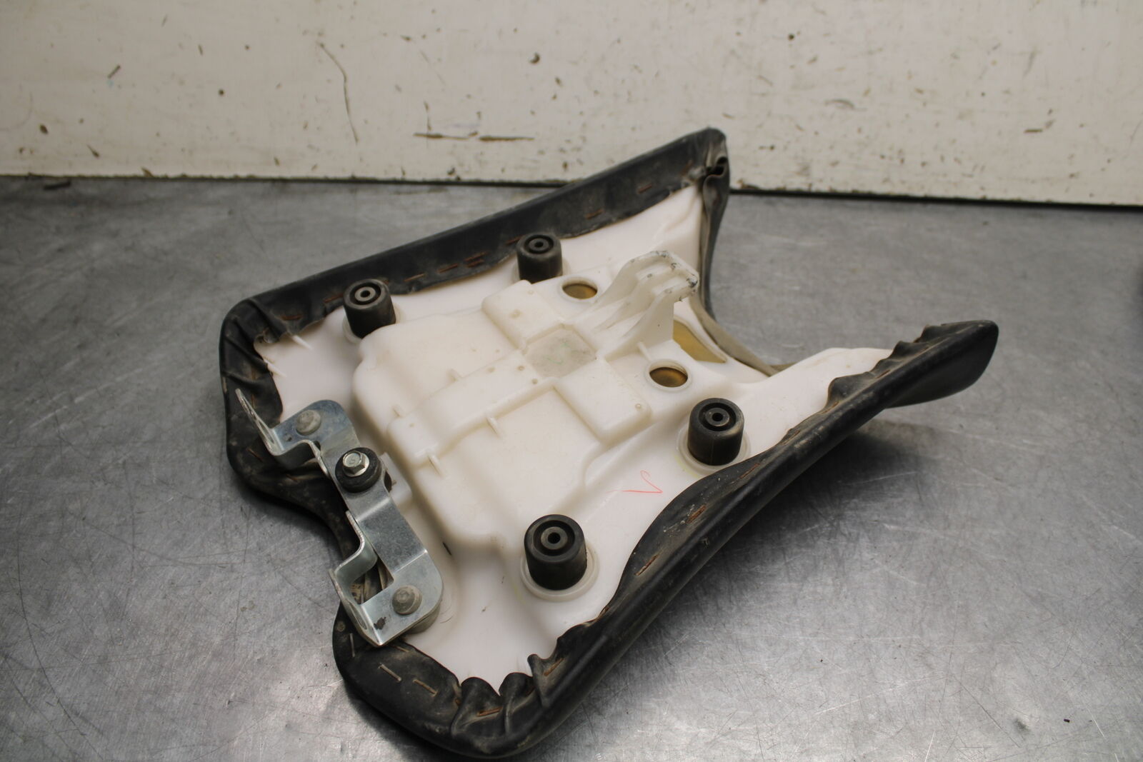 09-15 YAMAHA FZ6R FRONT DRIVERS SEAT PAD SADDLE PILLION  BB686