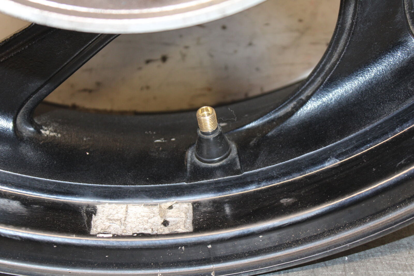 05-06 SUZUKI BOULEVARD M50 REAR WHEEL BACK RIM BB671