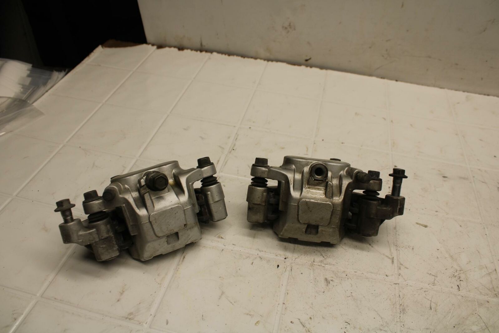 07-08 YAMAHA V STAR 1100 RIGHT LEFT FRONT BRAKE CALIPER SET PAIR CALIPERS BB404