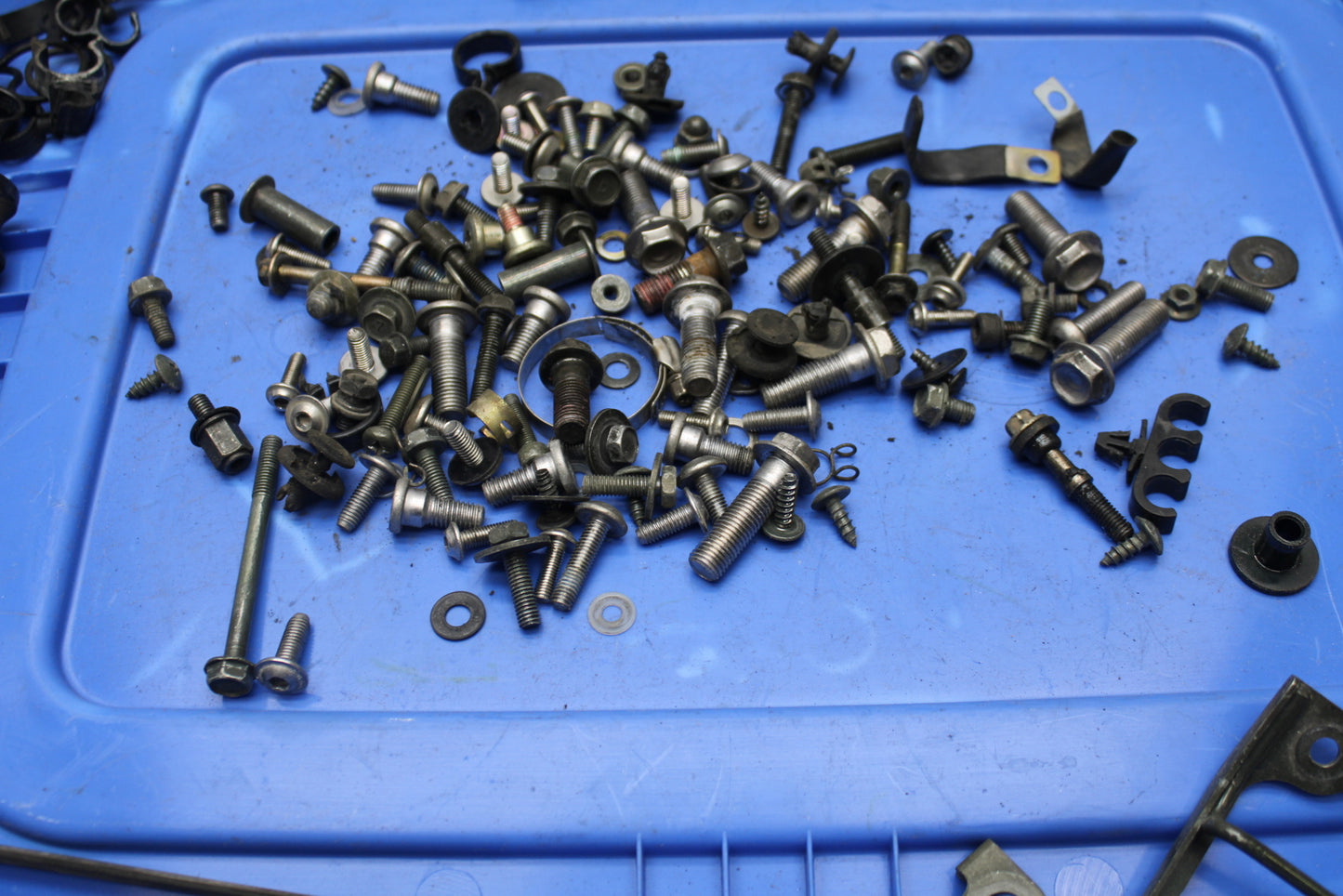 04-05 KAWASAKI NINJA ZX10R MOUNTING BOLTS HARDWARE MOTOR SCREWS BB163