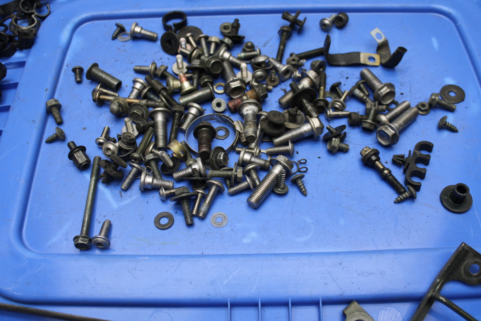04-05 KAWASAKI NINJA ZX10R MOUNTING BOLTS HARDWARE MOTOR SCREWS BB163