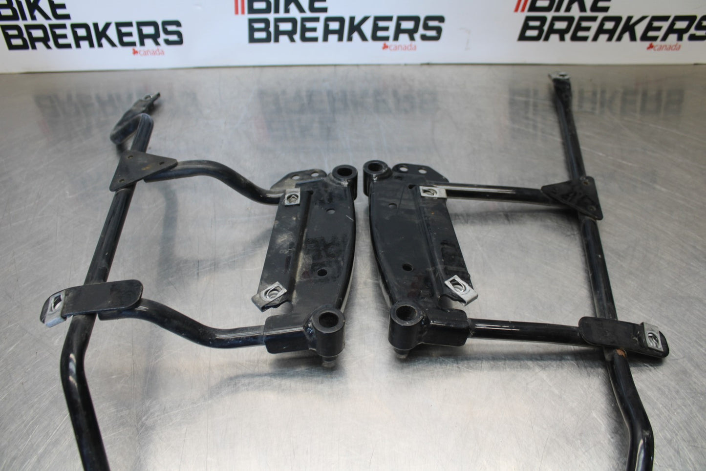 05-06 VICTORY KINGPIN DELUXE SADDLEBAG CASE MOUNTING BRACKET MOUNT BB195