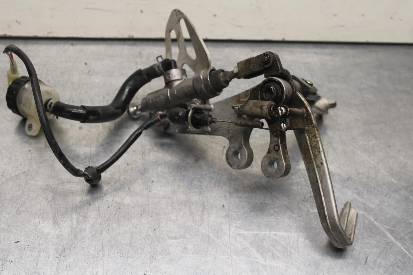 2011 Suzuki GSXR600 REAR BACK BRAKE MASTER CYLINDER W RESERVOIR BB605