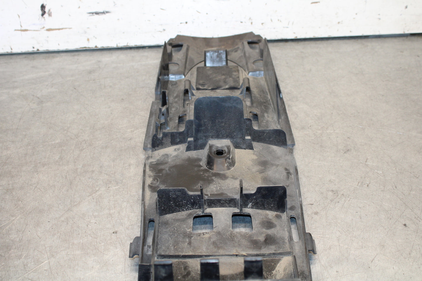 05-06 SUZUKI GSXR1000 REAR BACK TAIL UNDERTAIL BATTERY TRAY 63111-41G01 BB663