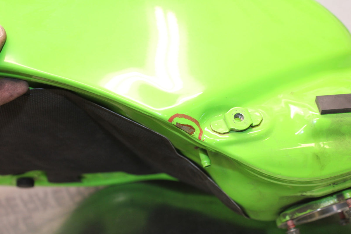 04-05 KAWASAKI NINJA ZX10R GAS TANK FUEL CELL PETROL RESERVOIR BB931