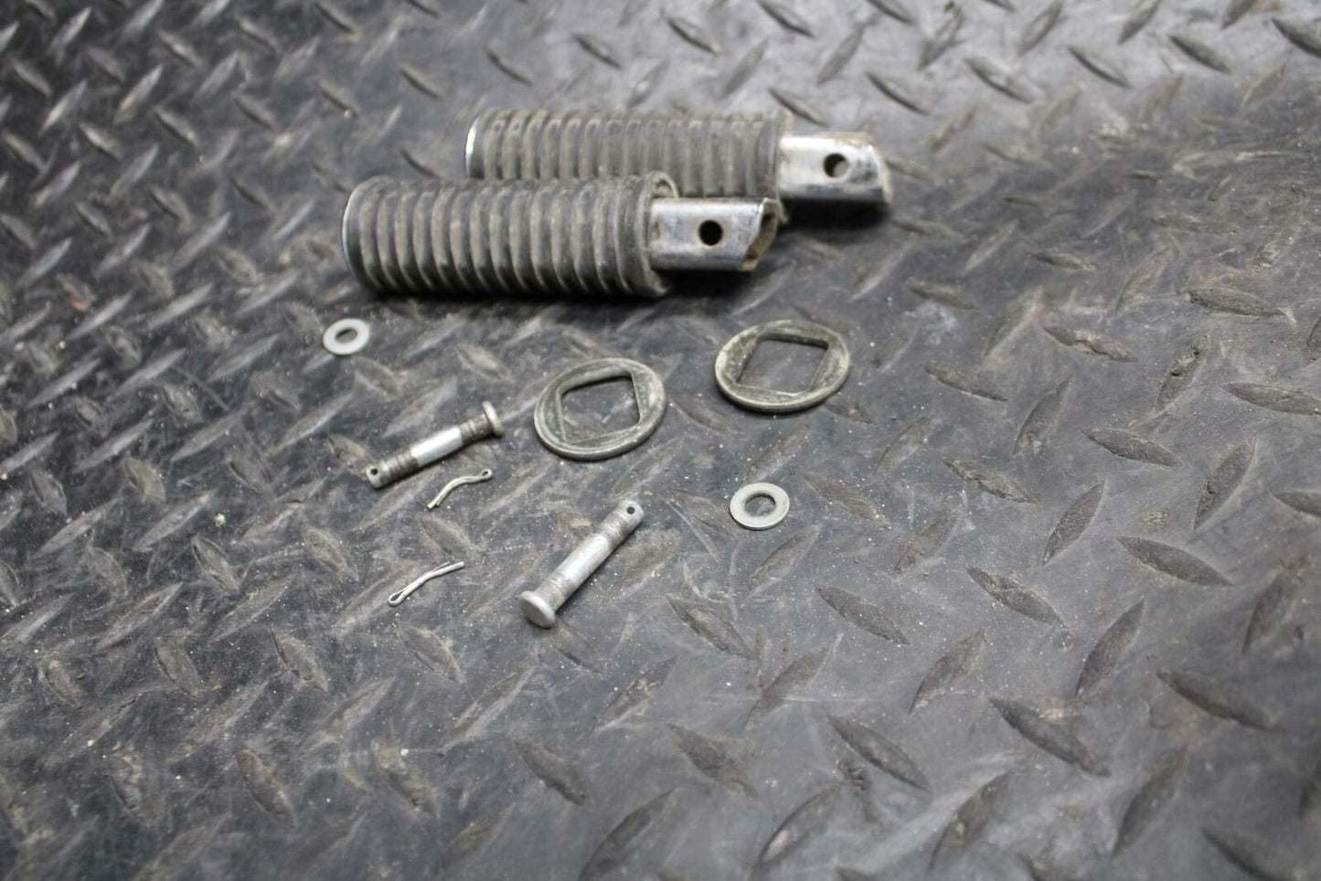 03-05 HONDA SHADOW CLASSIC 750 REAR FOOT RESTS PEGS STEPS SET PAIR BB229