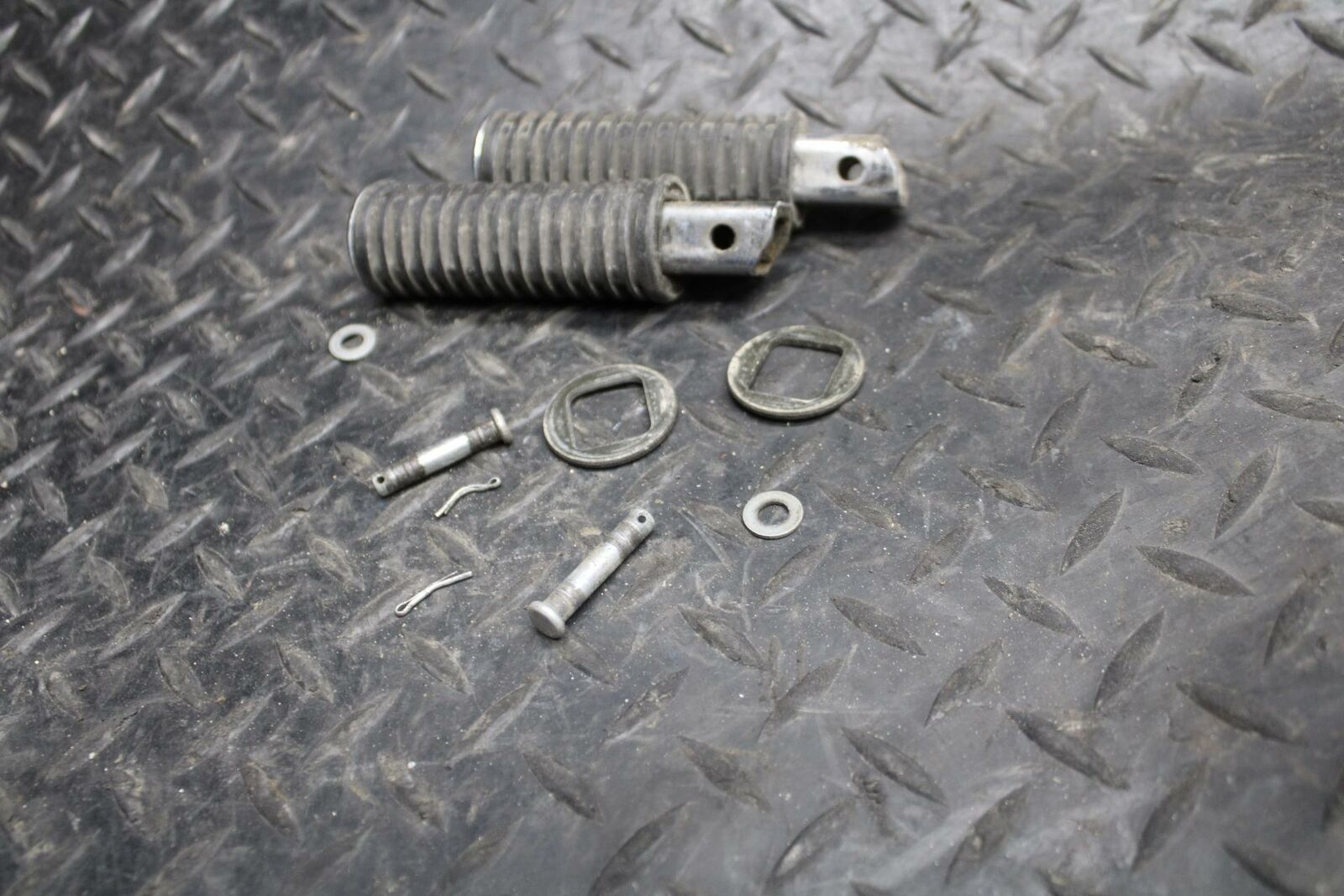 03-05 HONDA SHADOW CLASSIC 750 REAR FOOT RESTS PEGS STEPS SET PAIR BB229