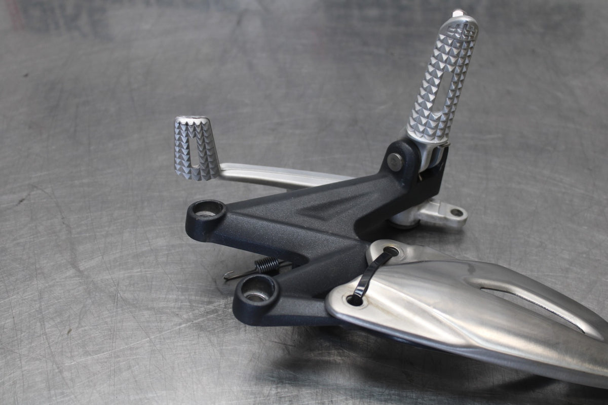 12 TRIUMPH STREET TRIPLE R RIGHT REARSET REAR SET DRIVER FOOT PEG STOP BB914