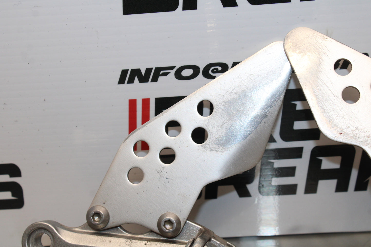 04-05 KAWASAKI NINJA ZX10R RIGHT LEFT REARSETS REAR SET DRIVER FOOT PEGS  BB163