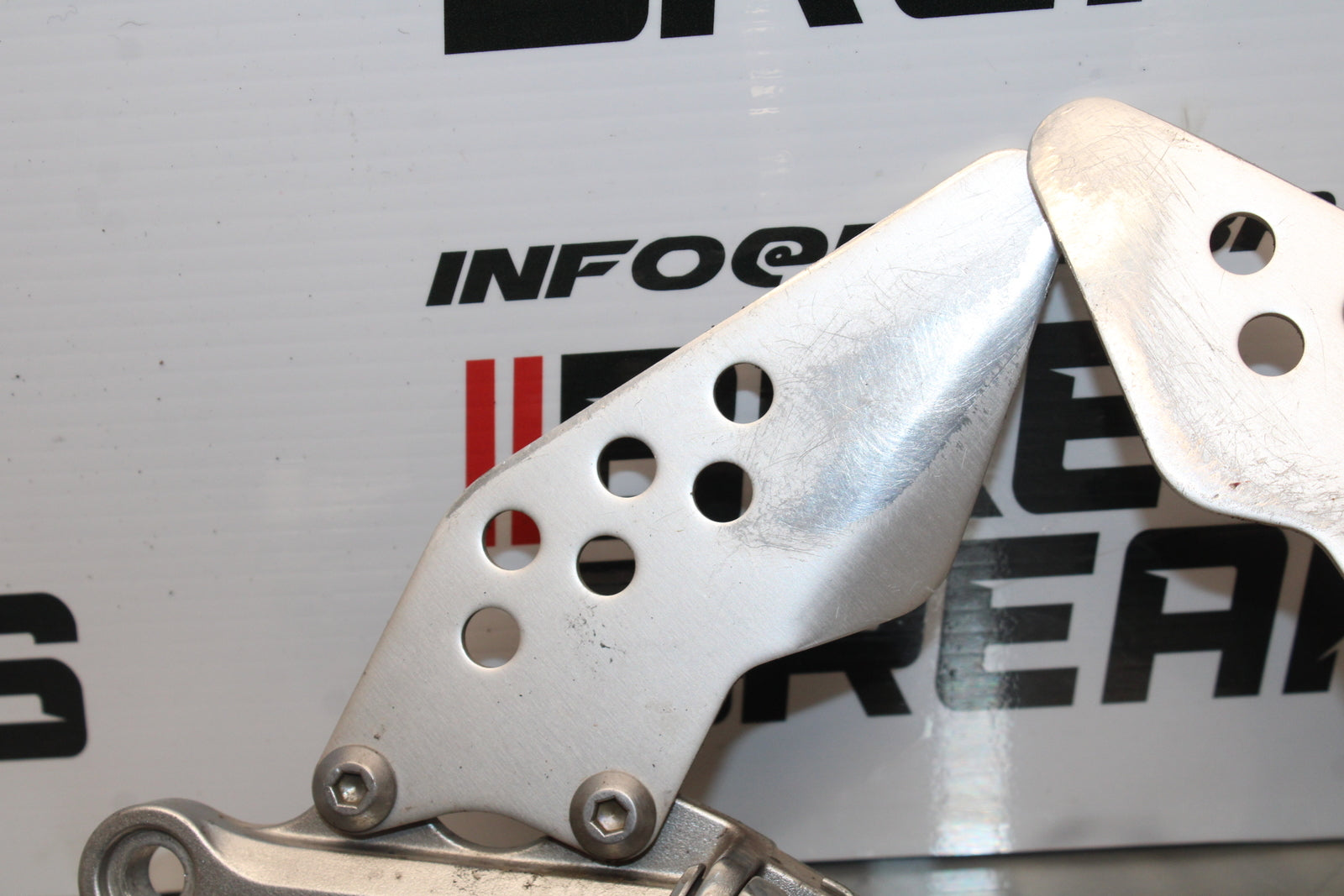 04-05 KAWASAKI NINJA ZX10R RIGHT LEFT REARSETS REAR SET DRIVER FOOT PEGS  BB163