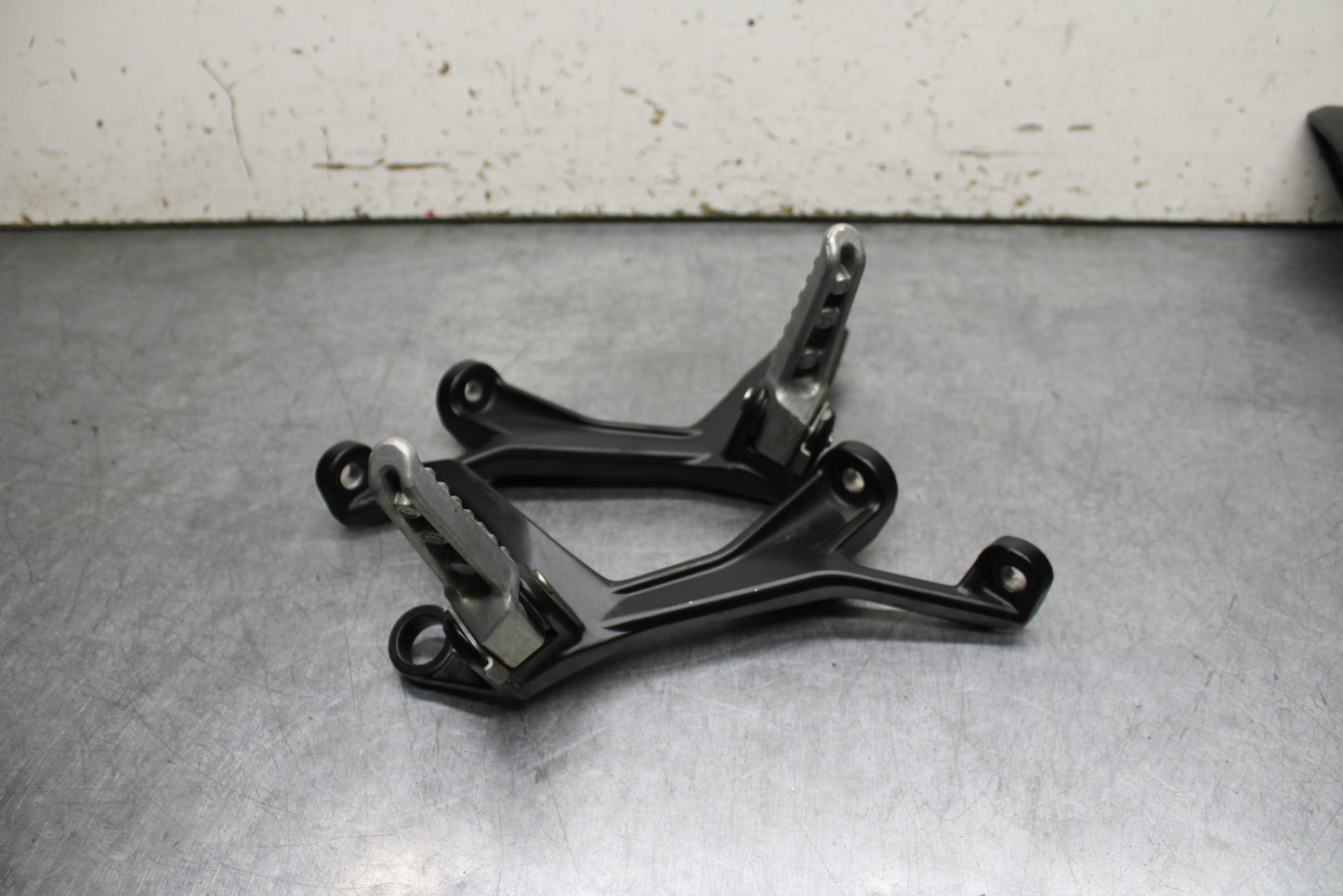 24 KAWASAKI NINJA 500 ABS REAR BACK PASSENGER PEG SET PAIR BB730
