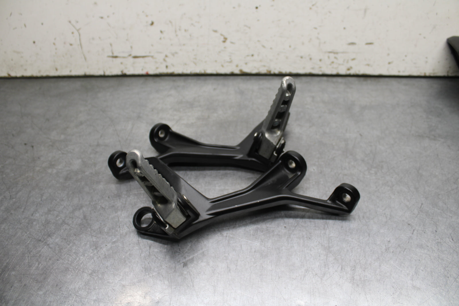 24 KAWASAKI NINJA 500 ABS REAR BACK PASSENGER PEG SET PAIR BB730