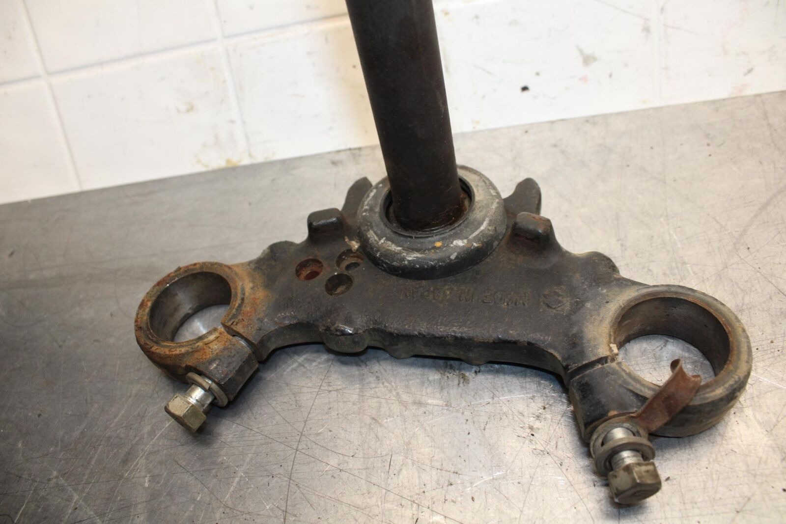 75 SUZUKI GT 550 FRONT FORKS CLAMP LOWER TRIPLE TREE STEM BB72