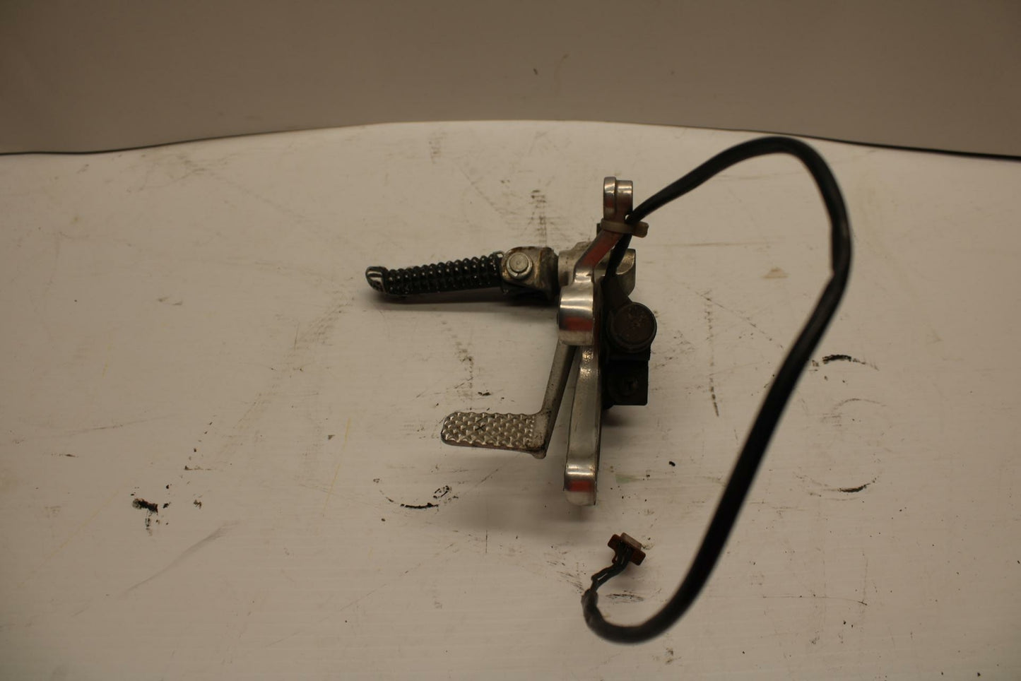 99 YAMAHA YZF R6 RIGHT REARSET REAR SET DRIVER FOOT PEG REST STOP BB246