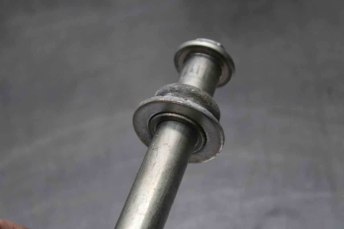 05-09 SUZUKI BOULEVARD C90 REAR AXLE BACK WHEEL RIM PIVOT BOLT AXEL BB918