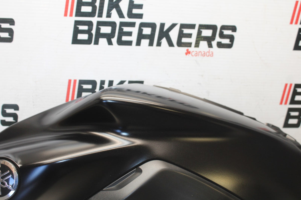 23-24 YAMAHA MT-07 LEFT GAS TANK FUEL CELL COVER FAIRING COWL BB927