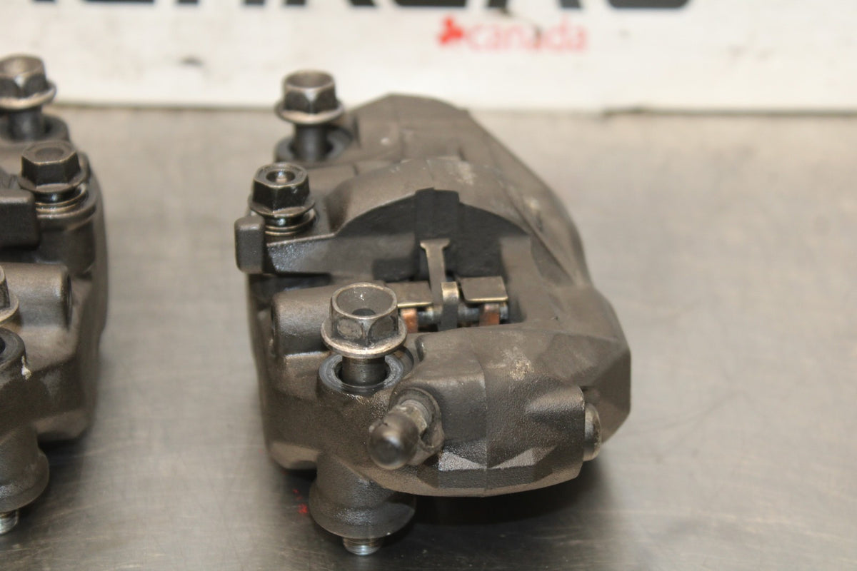 05-06 HONDA CBR600RR RIGHT LEFT FRONT BRAKE CALIPER SET PAIR CALIPERS BB945