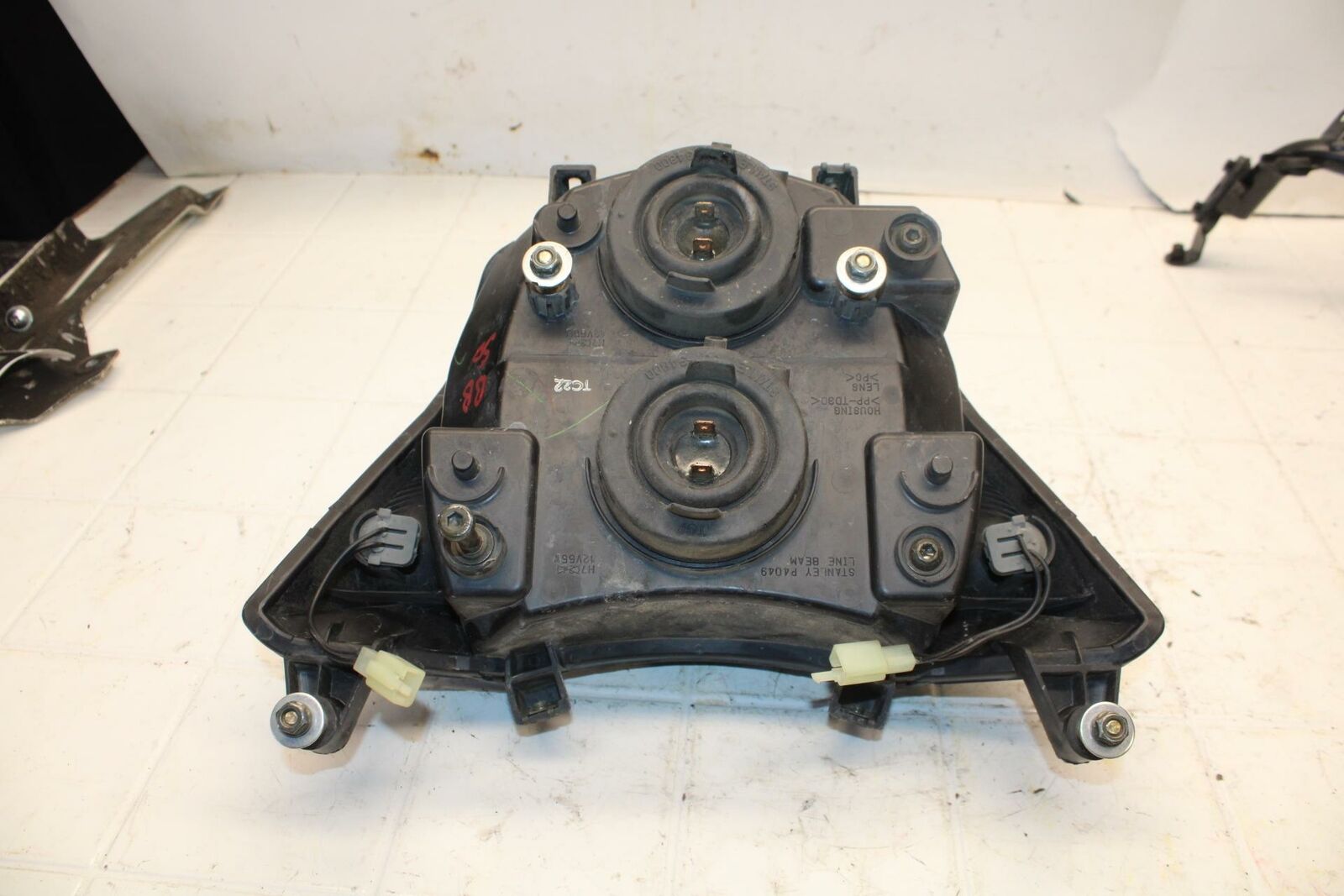 06-07 SUZUKI BANDIT 1200S ABS FRONT HEADLIGHT HEAD LIGHT LAMP BB21