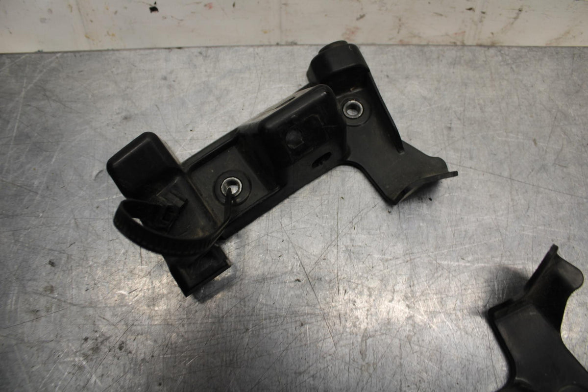 07 YAMAHA YZF R6 2c0  SIDE FAIRING BRACKET BB75