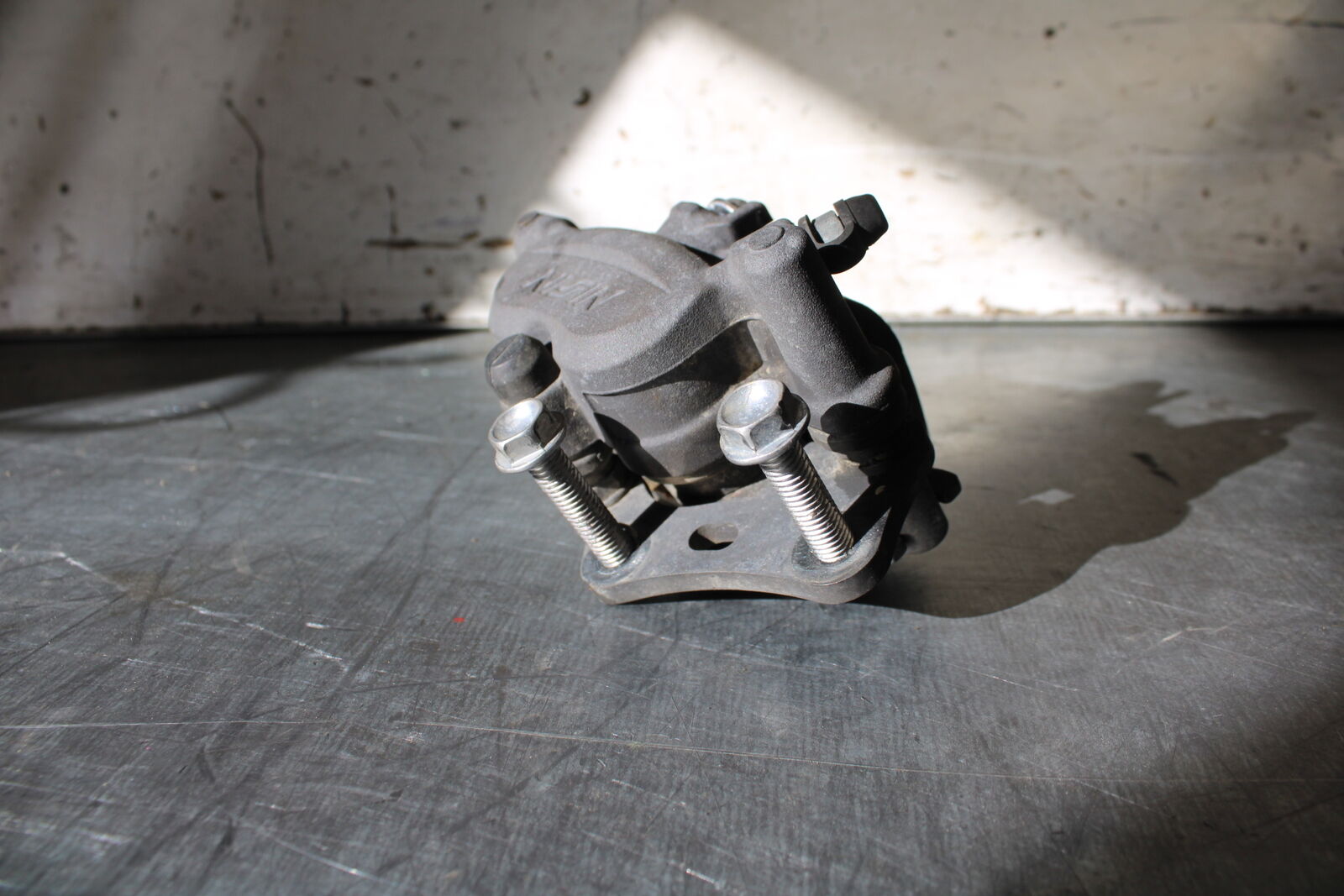 19-22 KAWASAKI Z400 RIGHT FRONT BRAKE CALIPER BB708