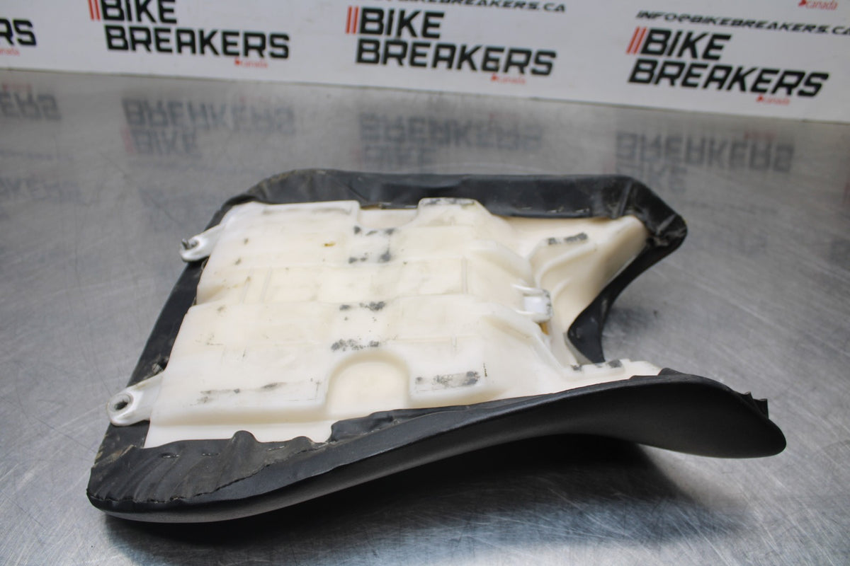 03-05 YAMAHA YZF R6  FRONT DRIVERS SEAT PAD SADDLE PILLION BB793