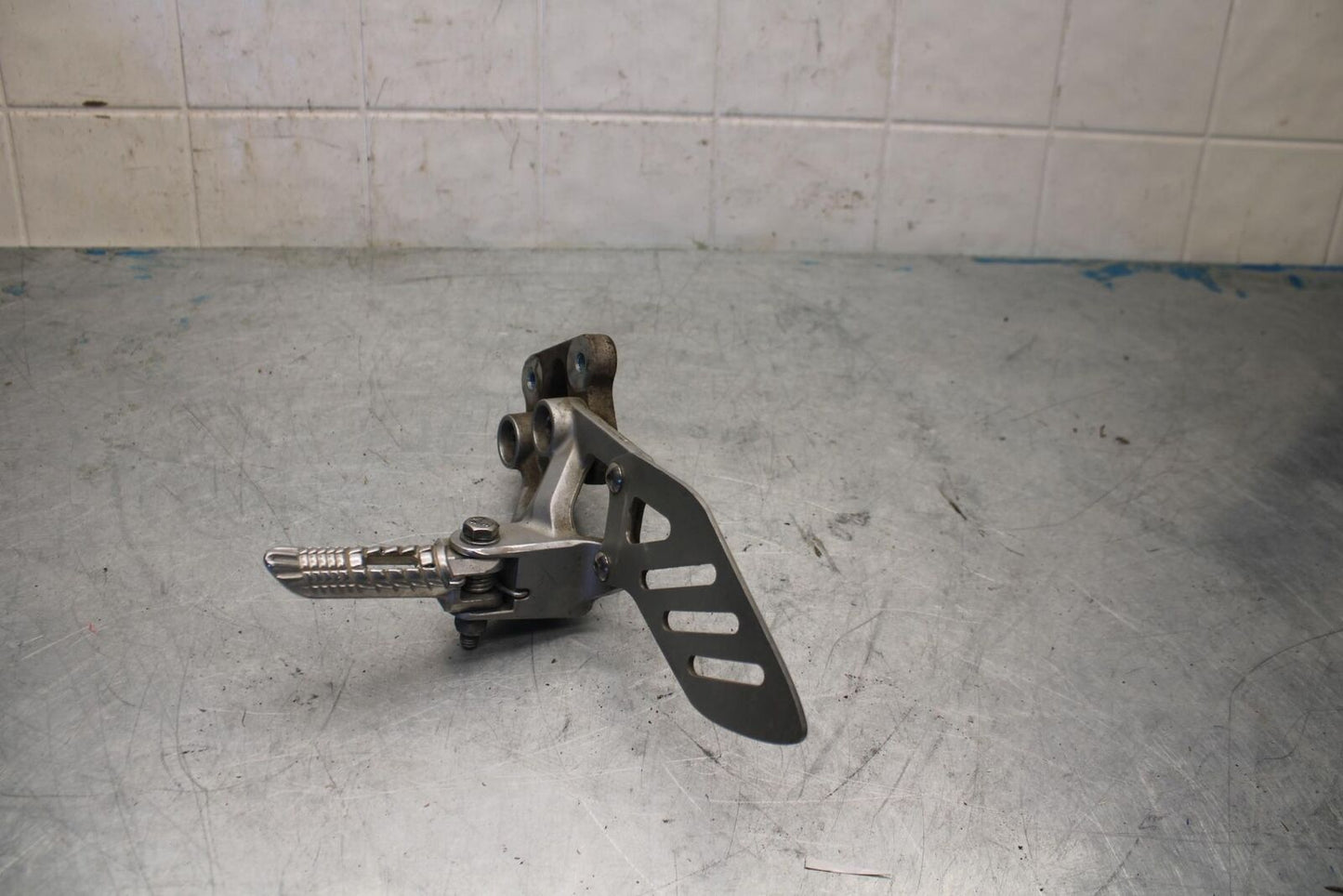 06-07 SUZUKI GSXR750 LEFT REARSET REAR SET DRIVER FOOT PEG REST STOP BB424