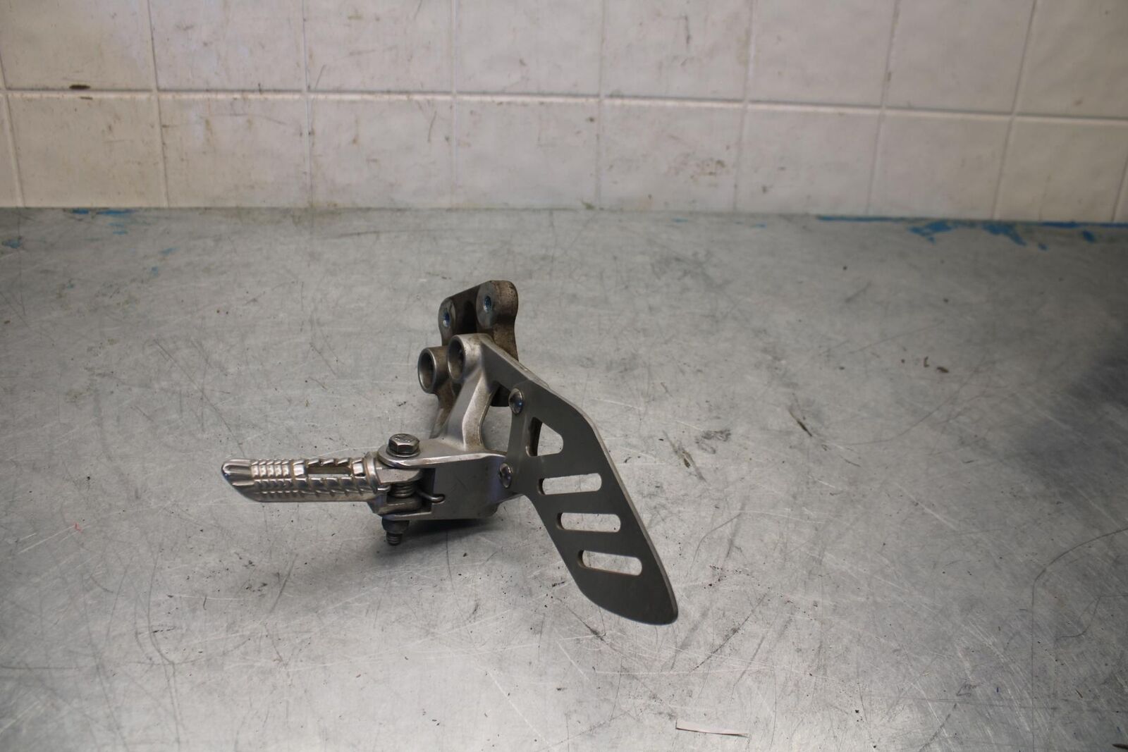 06-07 SUZUKI GSXR750 LEFT REARSET REAR SET DRIVER FOOT PEG REST STOP BB424