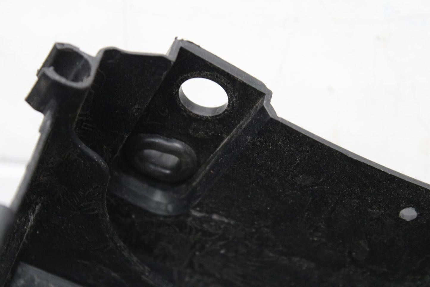 22-23 YAMAHA YZF R7 REAR BACK TAIL UNDERTAIL BATTERY TRAY PLASTIC BB583