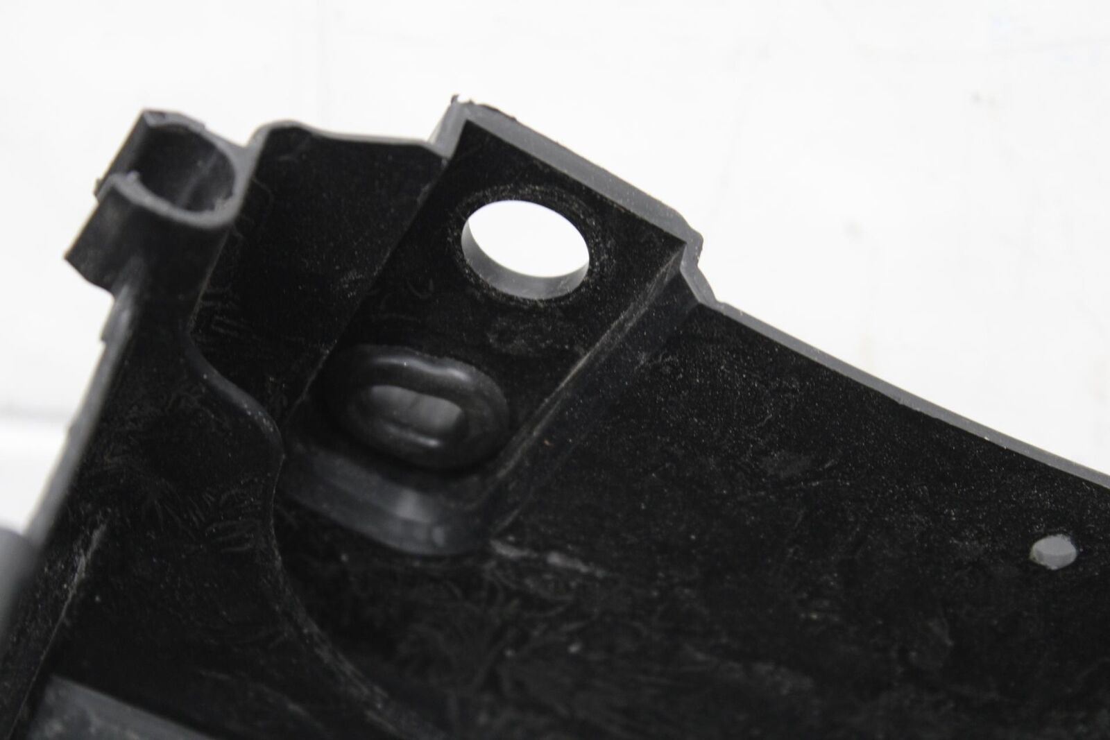 22-23 YAMAHA YZF R7 REAR BACK TAIL UNDERTAIL BATTERY TRAY PLASTIC BB583