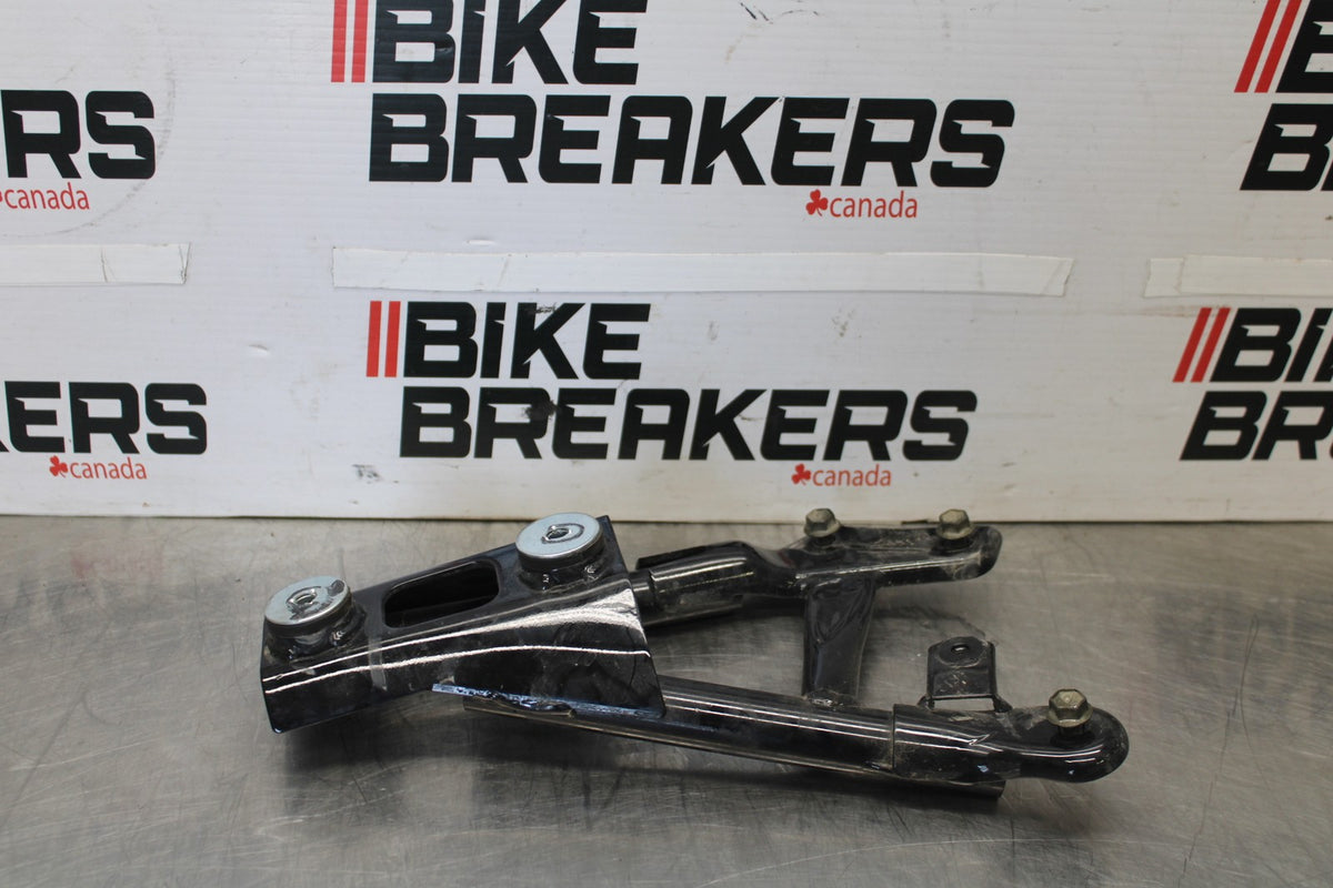 07 SUZUKI BOULEVARD M50 MUFFLER EXHAUST PIPE BRACKET MOUNT BB897