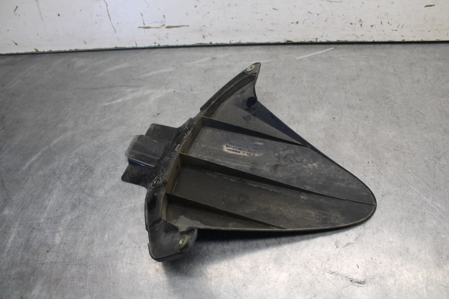 05-06 HONDA CBR600RR REAR BACK WHEEL TIRE HUGGER FENDER 80120-MEE-D00 BB655