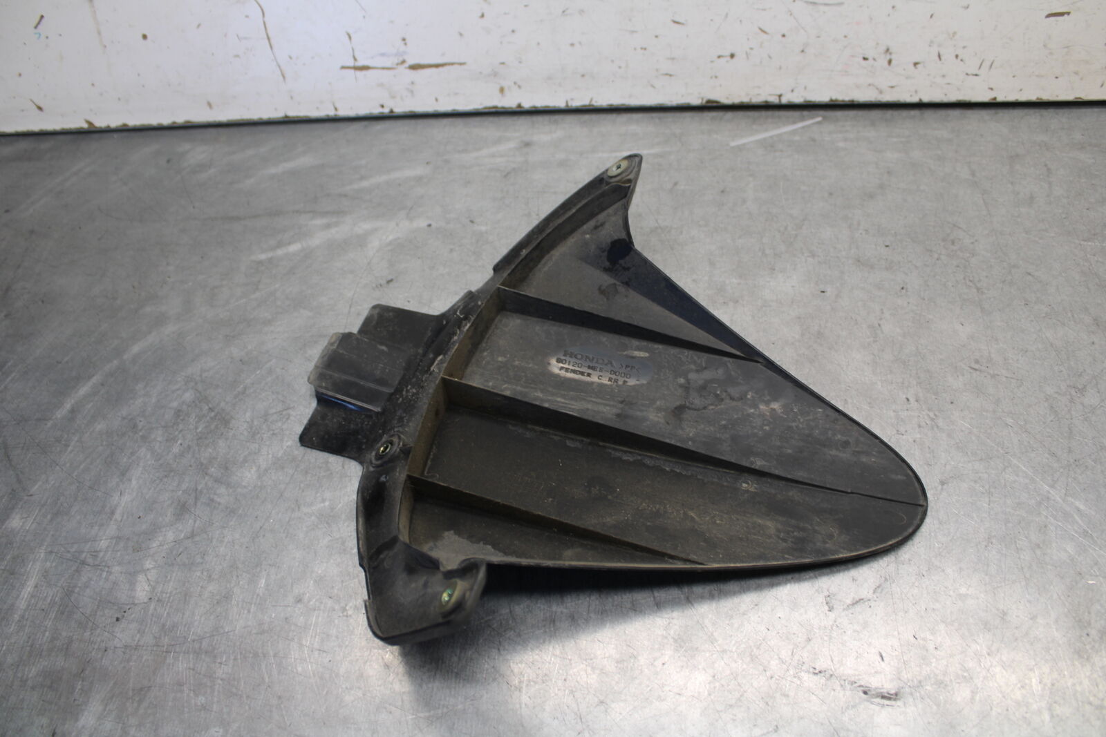 05-06 HONDA CBR600RR REAR BACK WHEEL TIRE HUGGER FENDER 80120-MEE-D00 BB655