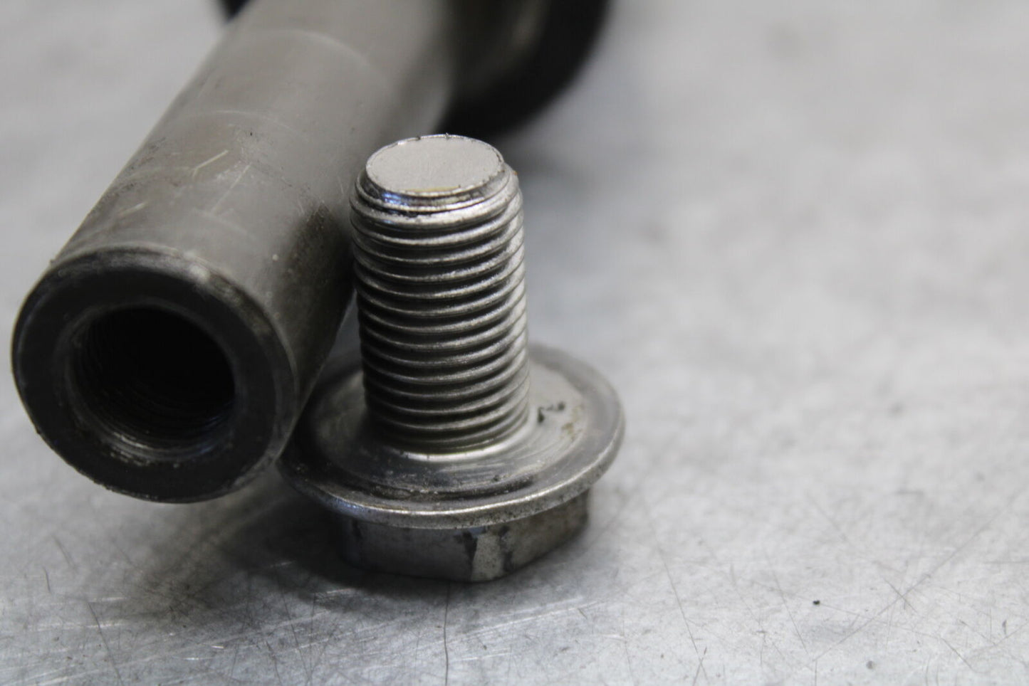 04-06 YAMAHA YZF R1 FRONT WHEEL RIM AXLE PIVOT BOLT 2C0-25181-00-00 BB659