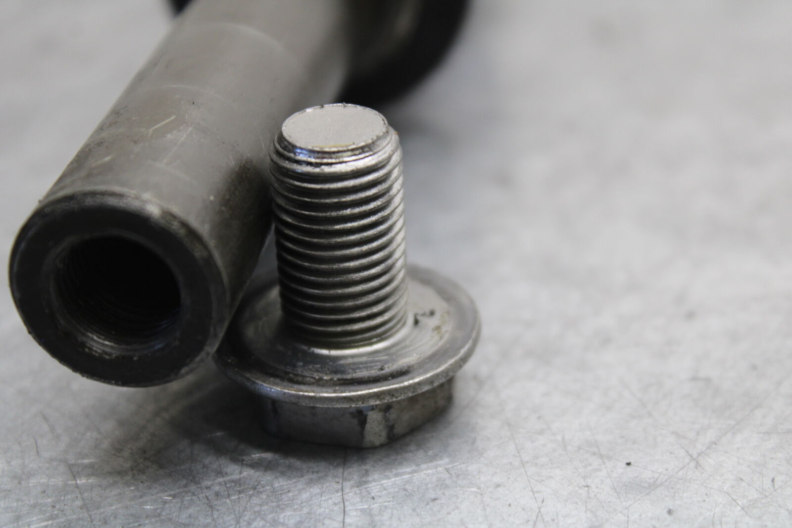 04-06 YAMAHA YZF R1 FRONT WHEEL RIM AXLE PIVOT BOLT 2C0-25181-00-00 BB659