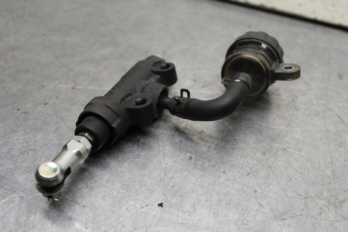 16 KAWASAKI NINJA ZX10R REAR BRAKE MASTER CYLINDER W RESERVOIR 43015-0640 BB650