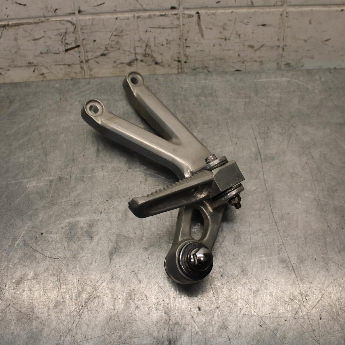 2001 Yamaha YZF R6 RIGHT REAR BACK PASSENGER PEG 5EB-27440-00-00 BB68
