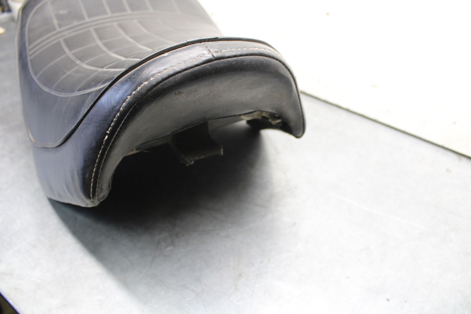 82-83 YAMAHA MAXIM 750 FRONT DRIVERS SEAT BB671