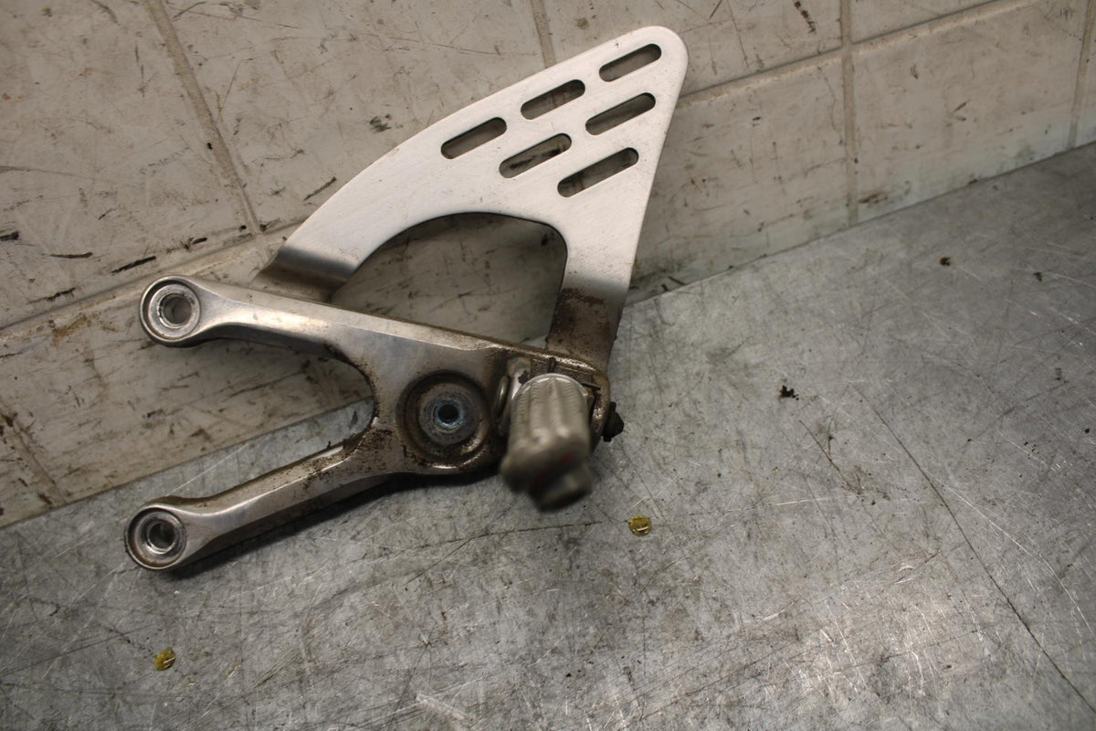 2003 Yamaha YZF R6 LEFT REARSET REAR SET DRIVER FOOT PEG BRACKET MOUNT BB539