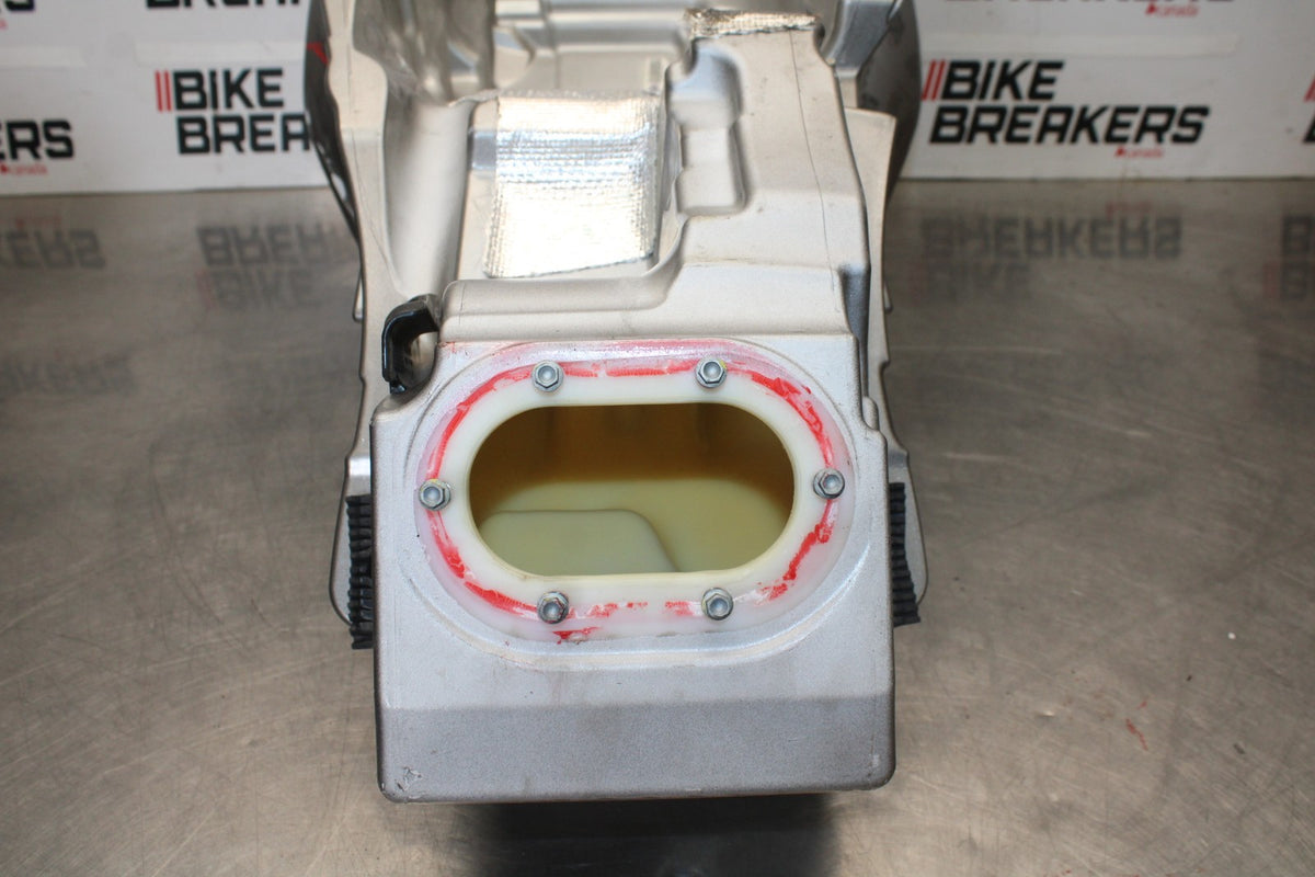 16 APRILIA TUONO V4 1100 GAS TANK FUEL CELL PETROL RESERVOIR BB905
