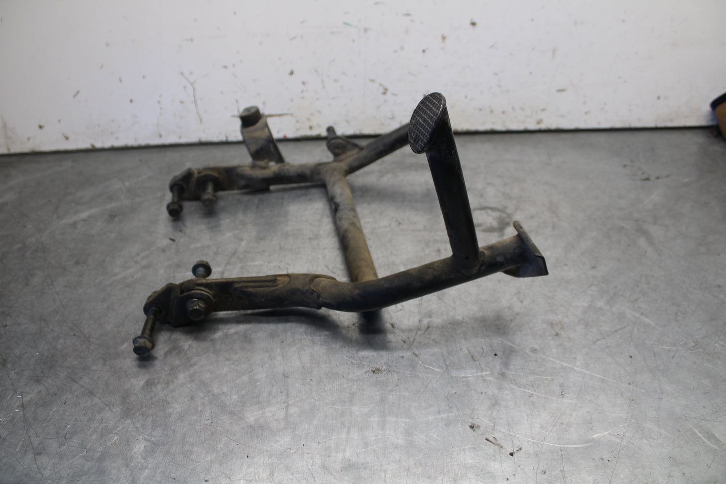 07-09 YAMAHA FZ6 CENTER MAIN STAND 5VX-27111-03-00 BB713