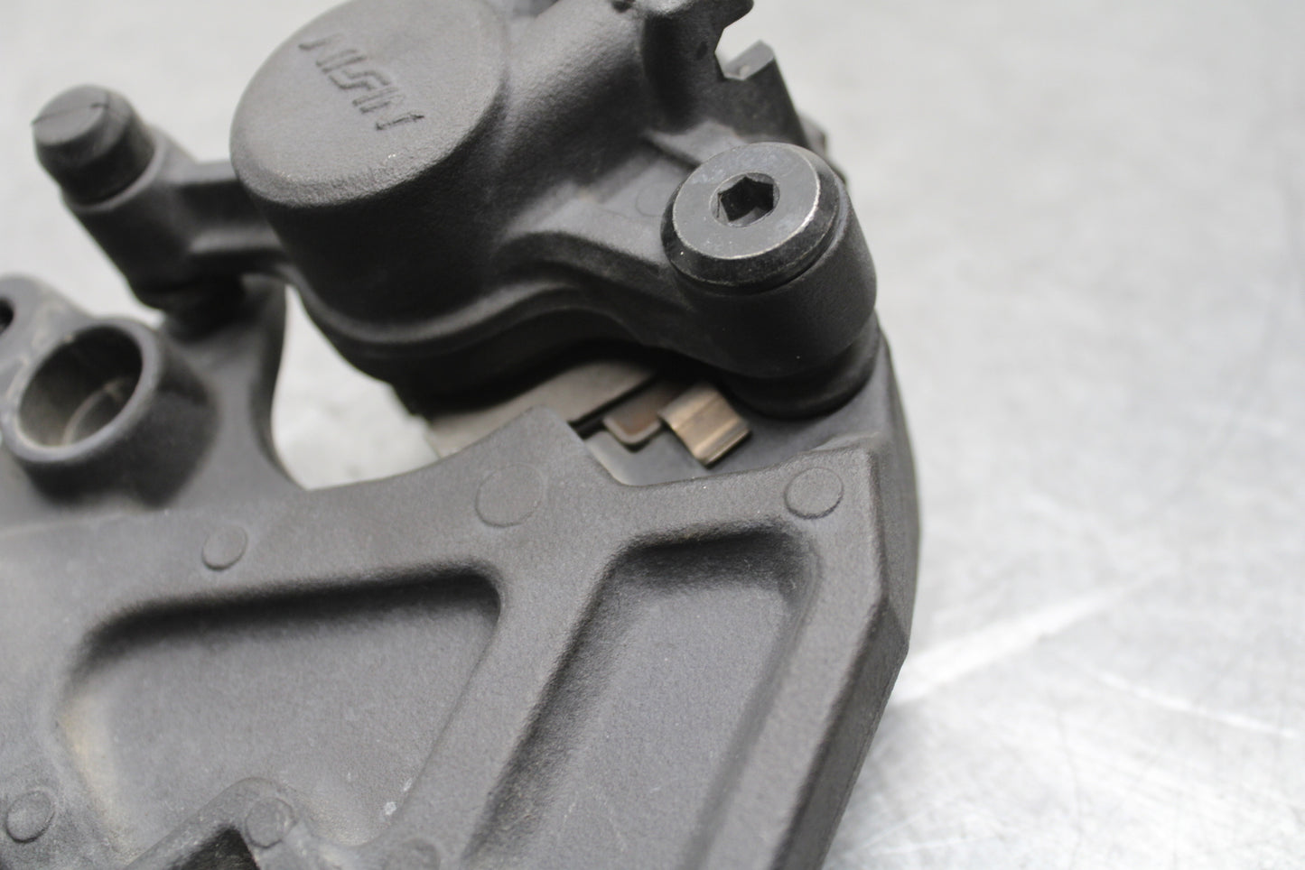 16 KAWASAKI NINJA ZX10R REAR BRAKE CALIPER W MOUNT BRACKET 43080-0097-DJ BB650