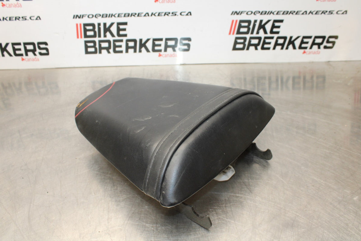 01-06 HONDA CBR600F4I REAR BACK PASSENGER TANDEM SEAT PAD SADDLE PILLION BB185