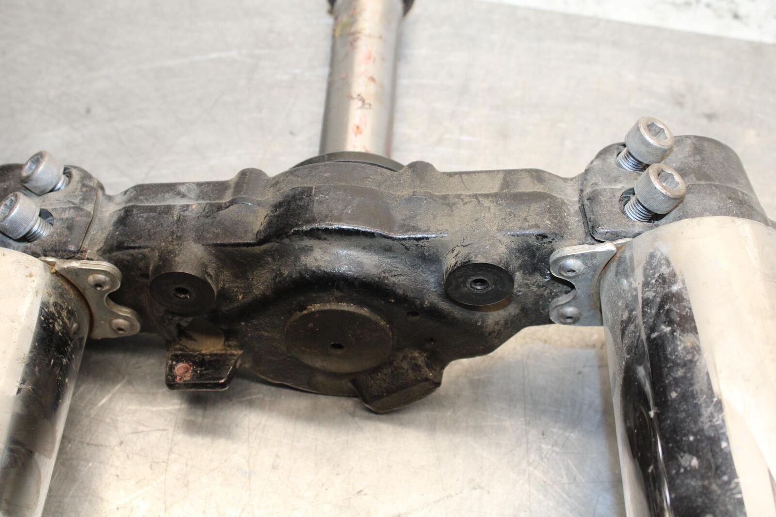 2005 Kawasaki Vulcan 1600 VN1600D Nomad FRONT LOWER TRIPLE TREE STEM BB556