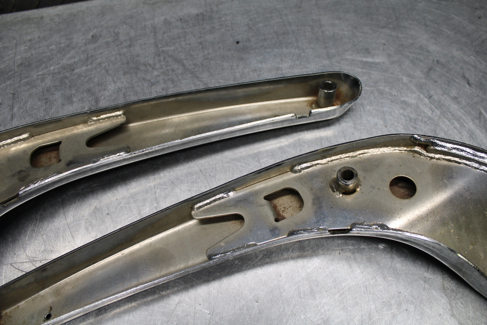 00 SUZUKI INTRUDER 1500 VL1500 REAR BACK FENDER SUPPORT FRAME SUBFRAME BB761